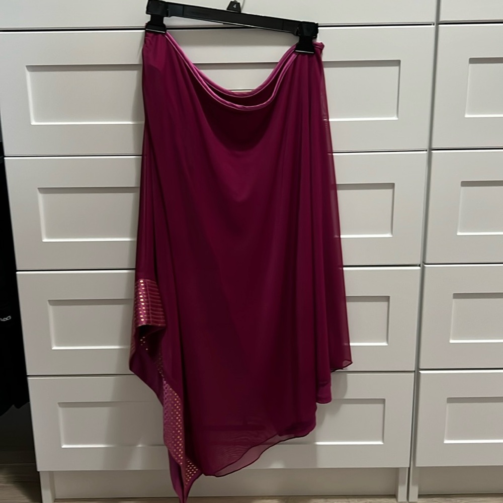 One shoulder beautiful party dress with gold detail. Medium darkpink color.